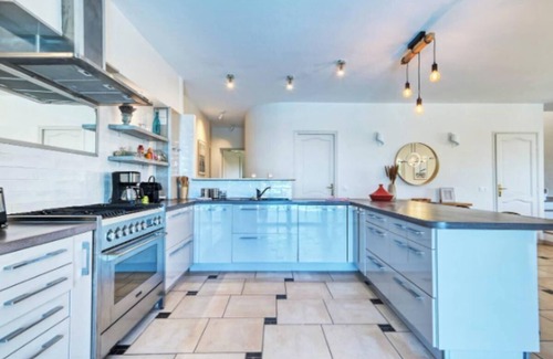 Sanary-sur-Mer Apartamento | Villa Oasis – A Luxurious Getaway with Pool & Panoramic Sea Views
