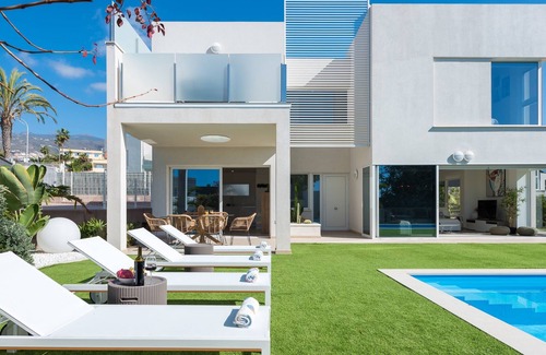 Playa Paraiso Villa | Villa "Oasis Buddha Garden" con vistas a la montaña y al mar, piscina, Wi-Fi, balcón, jardín y terraza; aparcamiento disponible.