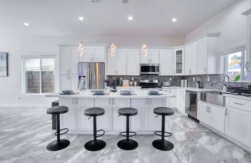 Paradise Casa | Villa Oasis CLOSE 2 STRIP! Private Hot tub & Heated Pool