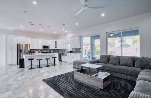 Paradise Casa | Villa Oasis CLOSE 2 STRIP! Private Hot tub & Heated Pool