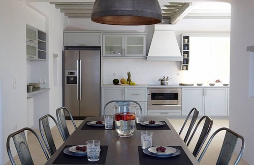 Faros Armenistis Villa | Villa de diseño cicládico, piscina privada, impresionantes vistas al mar y puestas de sol cerca de la playa de Choulakia