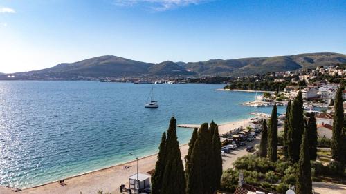 Okrug Gornji Cama Y Desayuno | Villa Okruk-10 meters away from the beach