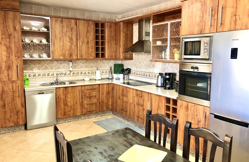 Tuineje Villa | VILLA OLIVA piscina con hidromasaje wifi aire acondicionado y mucho espacio.
