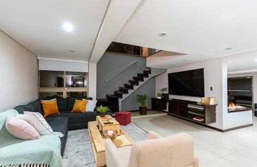 El Poblado Villa | Huge RARE Poblado VILLA with Jacuzzi + VIP Service