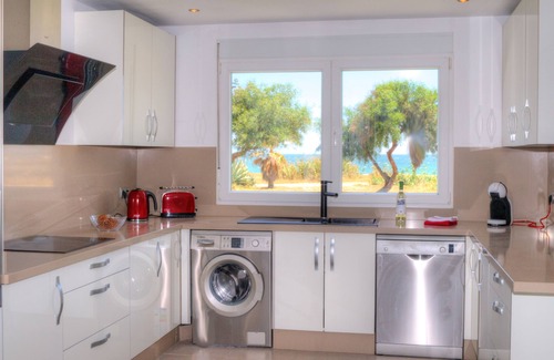 New Golden Mile Villa | VILLA EN LA PLAYA Inmaculada capacidad para 6 Piscina privada climatizada, caminar por todas partes,