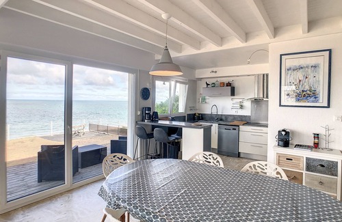 Saint-Martin de Brehal Villa | VILLA en el FRENTE del MAR, vista de las islas Chausey cerca de GRANVILLE ...