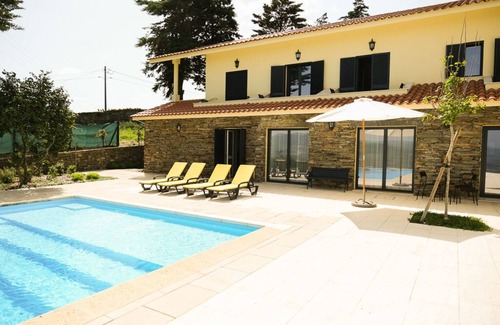 Peso da Regua Cabaña | Villa overlooking the Douro River with Swimming Pool and Tennis Court