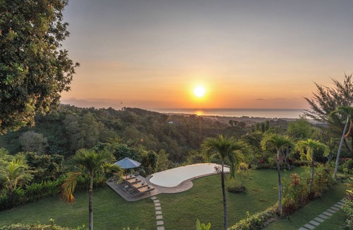 Kayu Putih Villa | Villa Panili, Villa de lujo en la ladera con vistas al mar