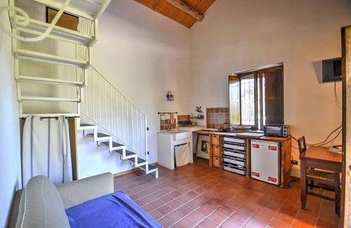 Mirto Casa | Villa Pascal A: una casa independiente característica y acogedora rodeada de prados y verdes colinas.