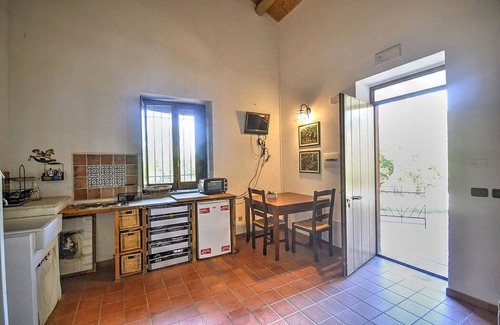 Mirto Casa | Villa Pascal A: una casa independiente característica y acogedora rodeada de prados y verdes colinas.