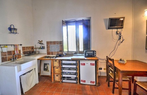 Mirto Casa | Villa Pascal A: una casa independiente característica y acogedora rodeada de prados y verdes colinas.