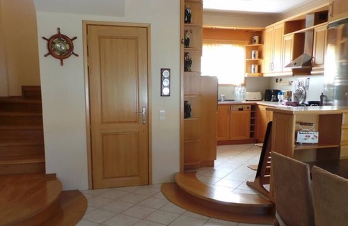 Skiathos Town Villa | Villa de 3 dormitorios con impresionantes vistas al mar y deportes acuáticos con descuento