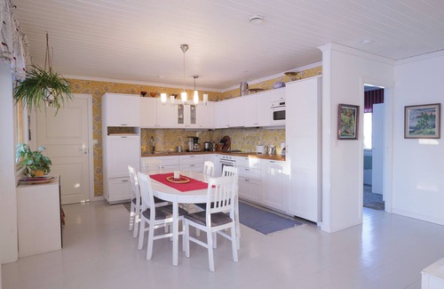 Ranua Casa | Villa Porila - Lapin taikaa Iso talo järven rannalla luonnon keskellä