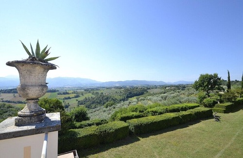 San Brizio Villa | Villa Prestigio Grande: una encantadora villa histórica en tres plantas situada en un elegante edificio del siglo XVIII.