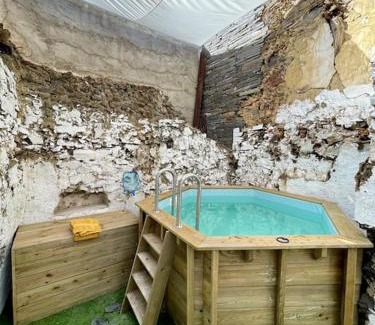 Patones de Arriba Chalet De Esquí | Villa privada y piscina salina y chimenea colgante