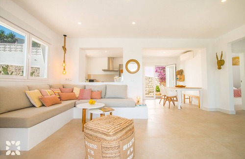 Urbanitzacio la Fustera Villa | Villa PURA VIDA by Abahana Villas