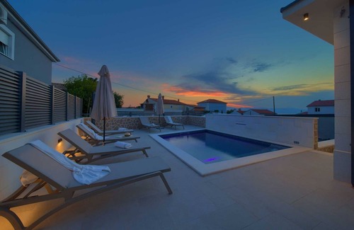 Municipality of Omisalj Casa | Villa QUARNARO con piscina climatizada