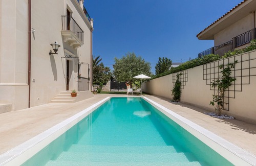 Avola Villa | Villa Raphael, propiedad de lujo con piscina y vista al mar