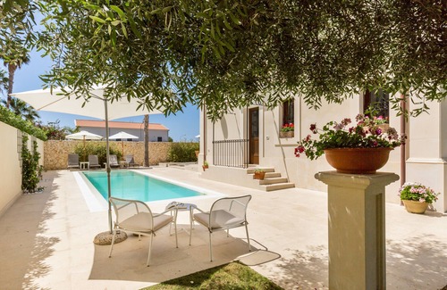 Avola Villa | Villa Raphael, propiedad de lujo con piscina y vista al mar