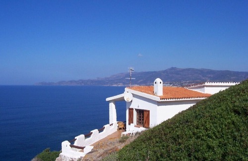 Magomadas Villa | Villa justo en los acantilados, ubicación espectacular, excelentes vistas al mar.