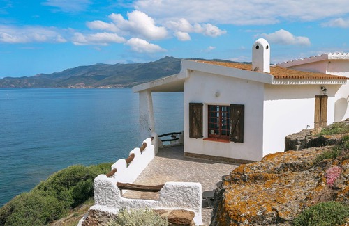 Magomadas Villa | Villa justo en los acantilados, ubicación espectacular, excelentes vistas al mar.