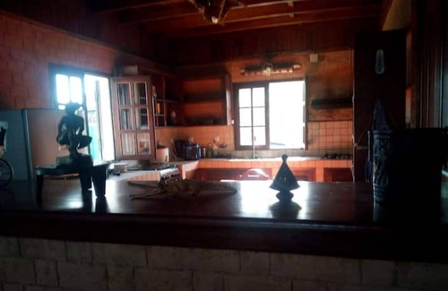 Toamasina Villa | Villa Romantique Intérieur en Bois et Pieds Dans L'eau