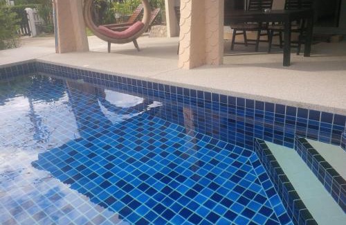 Jomtien Complejo | Villa Rosa with Private Pool and Jacuzzi 100m to beach