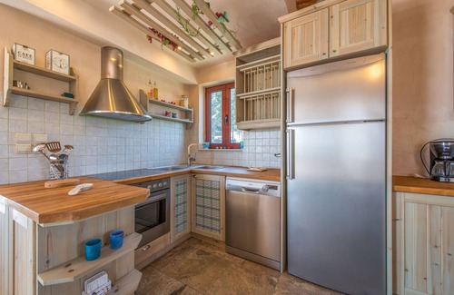 Romirion Casa | Villa Rosa con piscina compartida y vistas increíbles al mar y la montaña del pueblo
