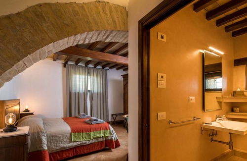 San Brizio Villa | Villa Rovicciano, sleeps up 20. Luxury, heatable pool, lift, breakfast included