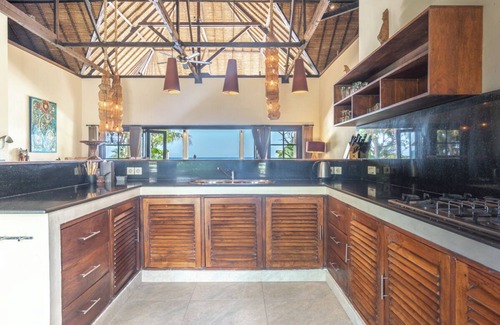 Banjartegehe Villa | Villa Sali: luxury beach villa with staff!