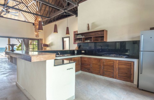 Banjartegehe Villa | Villa Sali: luxury beach villa with staff!