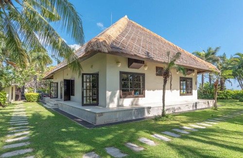 Banjartegehe Villa | Villa Sali: luxury beach villa with staff!