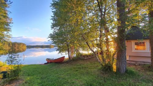 Taivalkoski Chalet De Esquí | Villa Salme lemmikkiystävällinen mökki Taivalkoskella Jokijärven rannalla