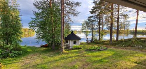 Taivalkoski Chalet De Esquí | Villa Salme lemmikkiystävällinen mökki Taivalkoskella Jokijärven rannalla