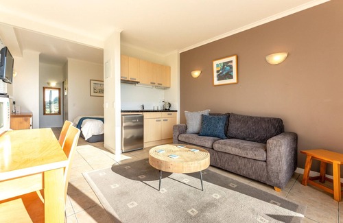 Palm Beach Apartamento | Villa Sapphire - Villa Sapphire is a neat and tidy 1 bedroom, 1 bathroom holiday accommodation located within the Waiheke Island Resort in Palm Beach. The Villa is bright and fresh and very well equipped with everything you may require in order to ha