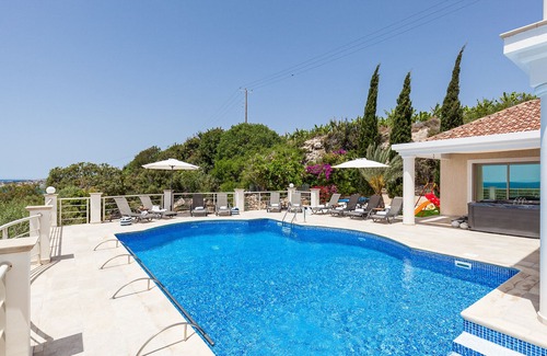 Kissonerga Villa | Villa de lujo de 7 dormitorios y 6. 5 baños con increíbles vistas al mar, piscina privada, bañera de hidromasaje