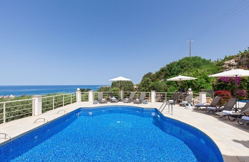 Kissonerga Villa | Villa de lujo de 7 dormitorios y 6. 5 baños con increíbles vistas al mar, piscina privada, bañera de hidromasaje