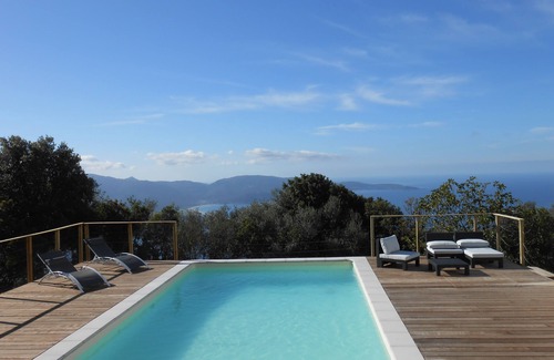 Olmeto Villa | Villa panorámica con vistas al mar y piscina privada climatizada, 12 personas.