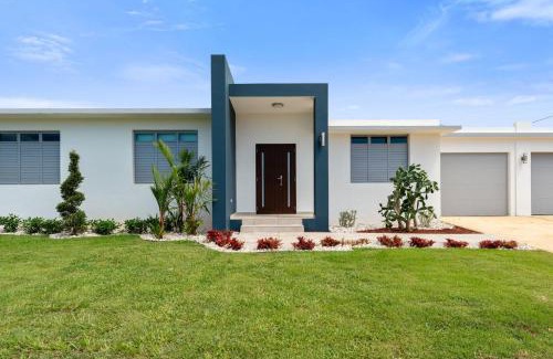 Maleza Baja Casa | Villa Serena Luxury Home with Private Pool- close to BQN