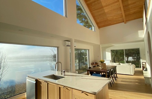 Eastman Chalet De Esquí | Villa Serrana : Our lakeside chalet, where tranquility meets breathtaking views