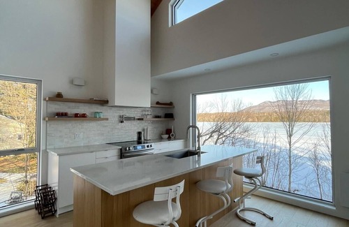 Eastman Chalet De Esquí | Villa Serrana : Our lakeside chalet, where tranquility meets breathtaking views