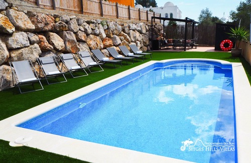 Olivella Villa | Villa Serranita - Elegante casa de vacaciones con vistas y aire acondicionado