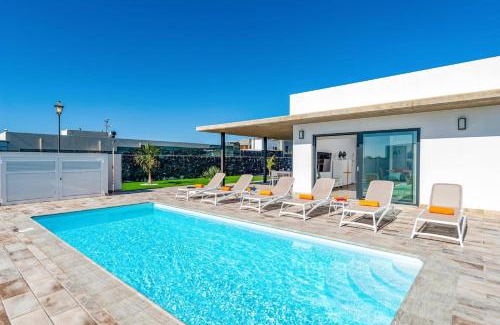 Playa Blanca Villa | Villa Sibisse by Villa Plus