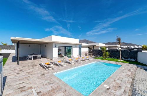 Playa Blanca Villa | Villa Sibisse by Villa Plus