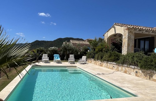Castiadas Villa | Magnífica villa de reciente construcción con piscina privada, cerca del mar.