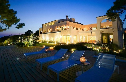 Vilanova I la Geltru Villa | Villa 'Sitges Casa Del Mar' with Sea View, Wi-Fi and Air Conditioning