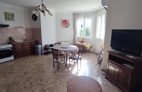 Le Revest-les-Eaux Casa | VILLA Sleeps up to 11, wooded area with panoramic view