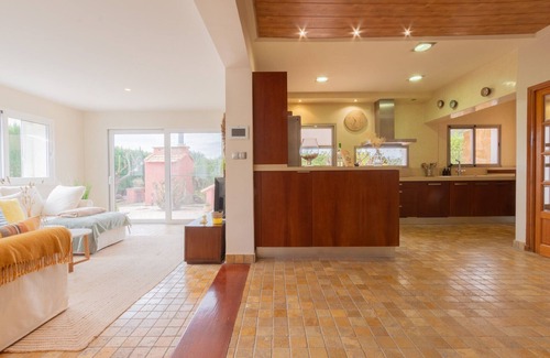 Valverde Alto Chalet De Esquí | Villa soleada en Alicante, piscina y parking privado