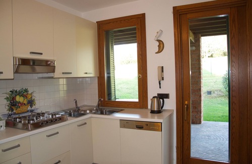 Lonato del Garda Villa | Spalitri la Villa rodeada de verdes colinas en Lonato