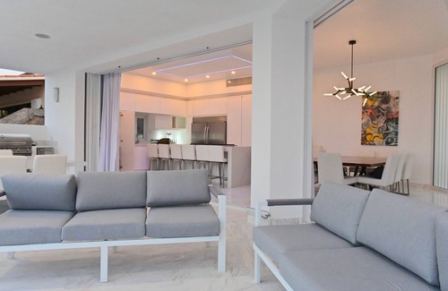 Pedregal Villa | Villa Tanzanita de Law: Views of Cabo San Lucas Bay. Great Value. Sleeps 28.